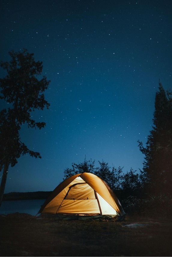 Zelt in der Nacht unter dem Sternenhimmel