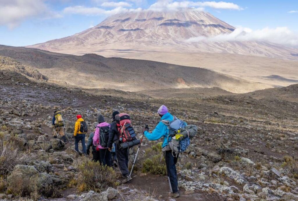 Wanderer mit Rucksack und Backpacks wandern zum Kilimanjaro