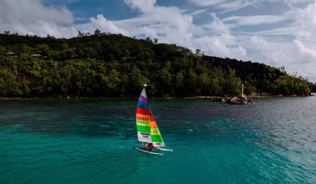 Katamaran mit buntem Segel, Seychellen