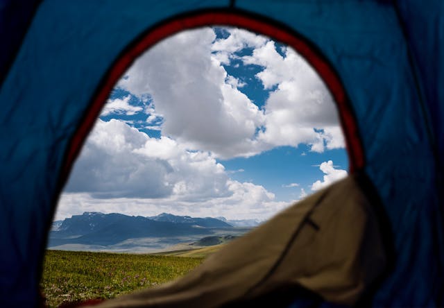 Blick aus einem Zelt nach draußen in wunderschönen Landschaft
