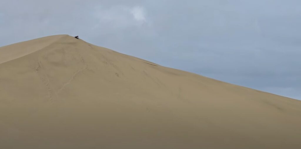 Mit dem Boogieboard die große Sanddüne herunterfahren