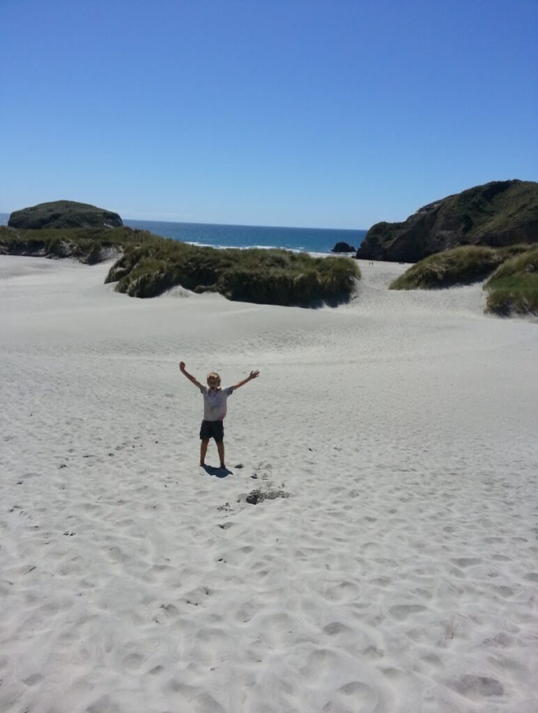 Spielen in den Sanddünen