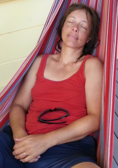 Frau entspannt sich in einer Hängematte