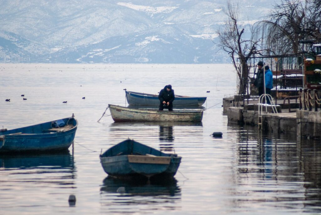 Fischer auf seinem Boot
Nord Mazedonien