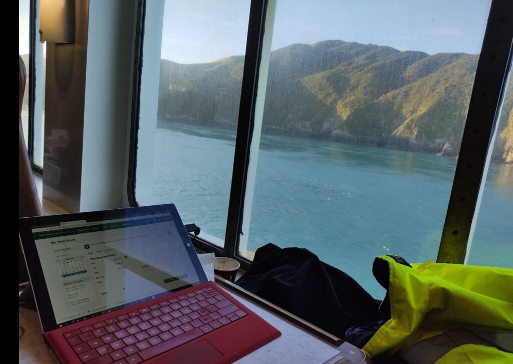 Mit Laptop auf der Fähre Wellington Picton