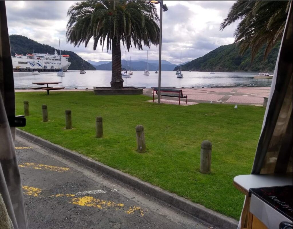 Fähre in Picton aus dem Van heraus fotografiert an der Strandpromenade