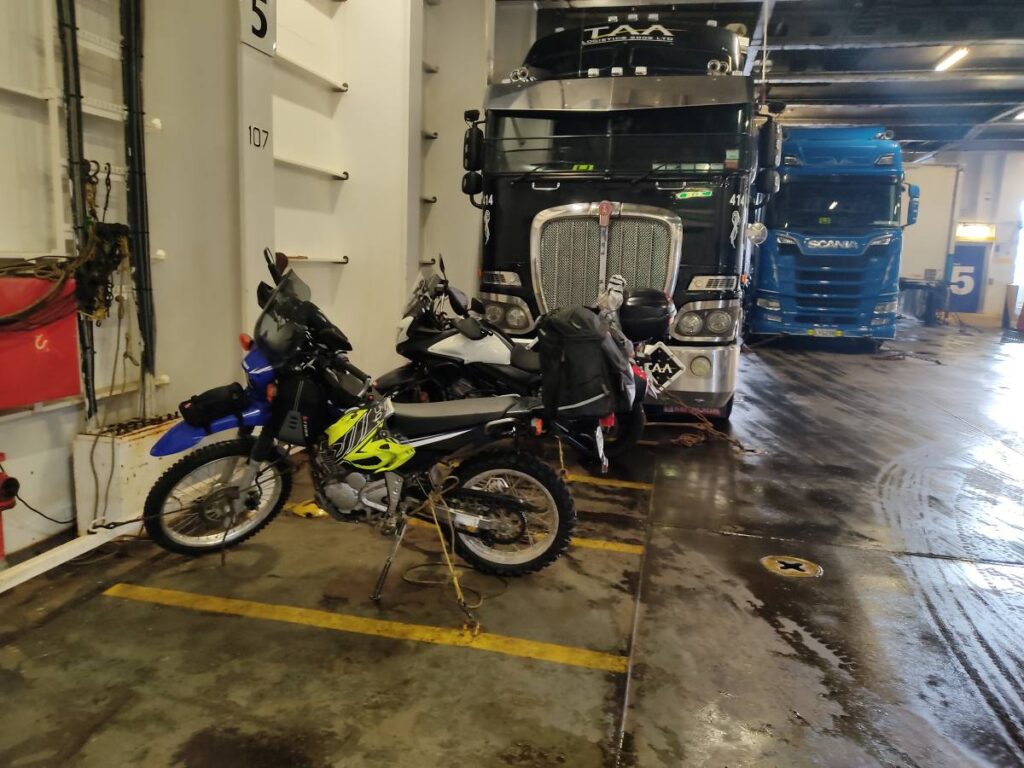 Motorrad und Lastwagen auf der Fähre