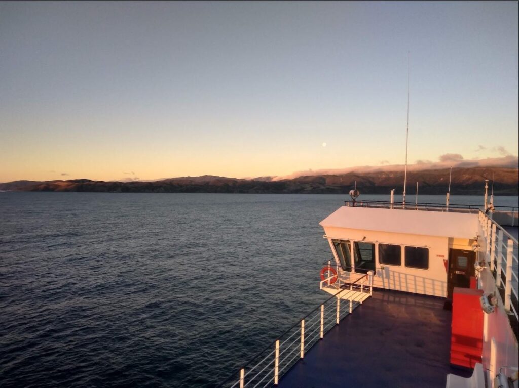 Fähre Picton Wellington bei Sonnenaufgang