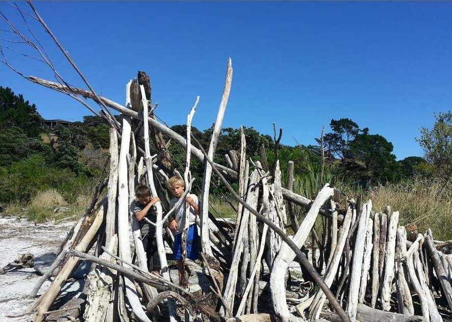 Spielen am Strand mit Treibgut