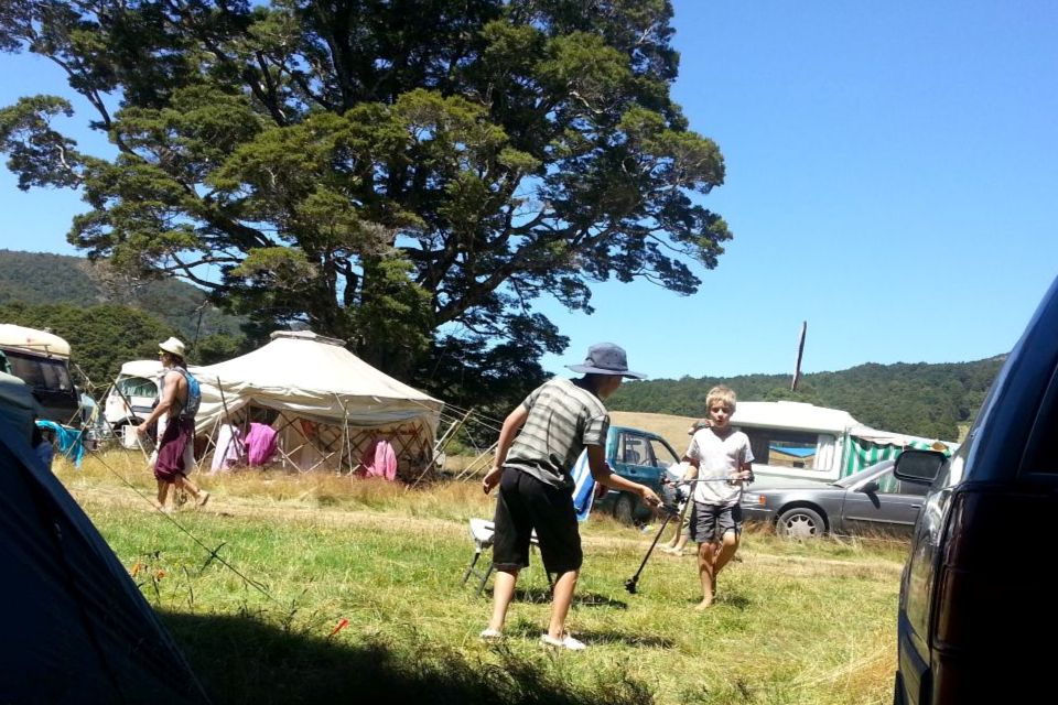 Kinder spielen auf dem Festival mit Sticks